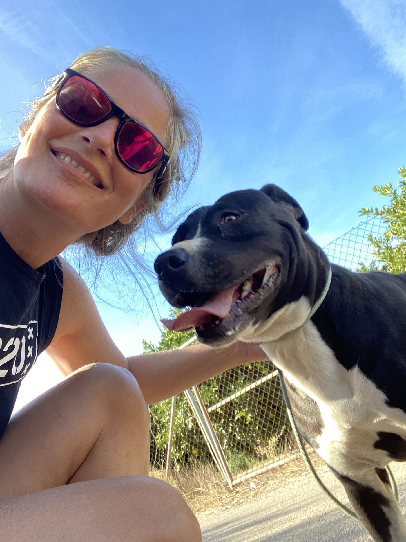 Angelique met een geadopteerde hond die weer vertrouwen heeft