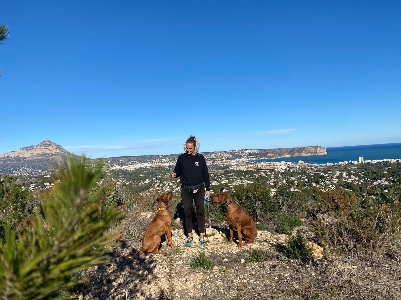 Angelique met twee honden boven de baai van Jávea, met de Montgó op de achtergrond